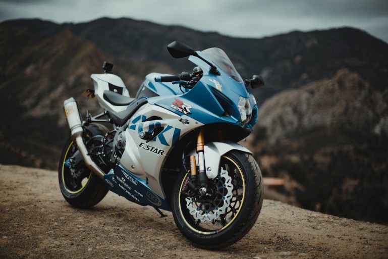 серый спортивный мотоцикл Suzuki GSX-R, черный мотоцикл 