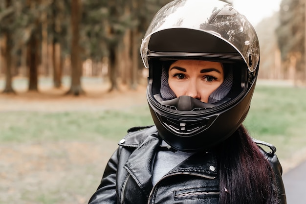 Скачать картинки A woman with a motorcycle, стоковые фото A 