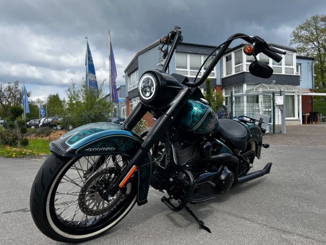 Harley Davidson softail héritage chicano style