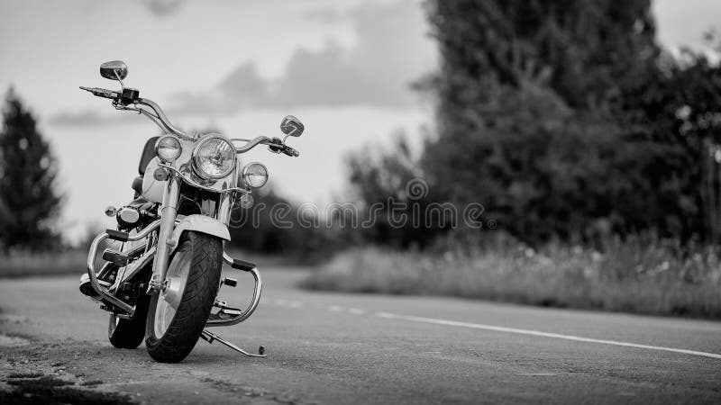 мотоцикл Harley Davidson жирный боб 114 2020 стоит на шоссе 