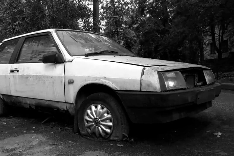 Сотни брошенных люксовых автомобилей в Дубае