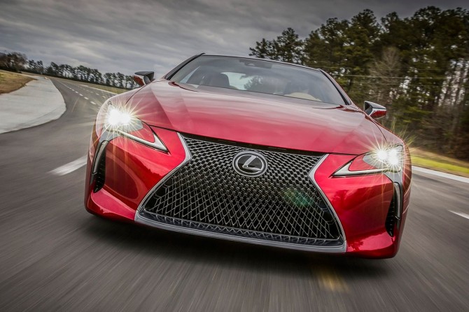 Широкий Lexus LC500 на пневме