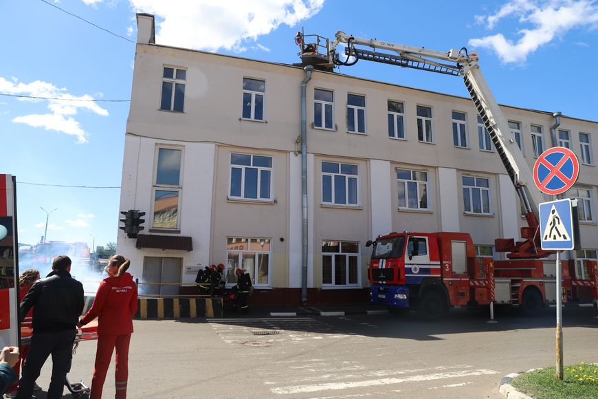 Прогон машины МЧС под присмотром ГАИ