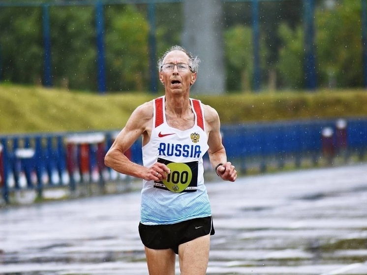 Красивый пожилой спортсмен бегает трусцой в лесу , Стоковые 